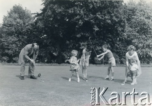 Koniec lat 40., prawdopodobnie Anglia, Wielka Brytania.
Rodzice bawią się ze swoimi dziećmi na polu golfowym. 
Fot. NN, kolekcja: Polska Misja Katolicka, reprodukcje cyfrowe w Ośrodku KARTA