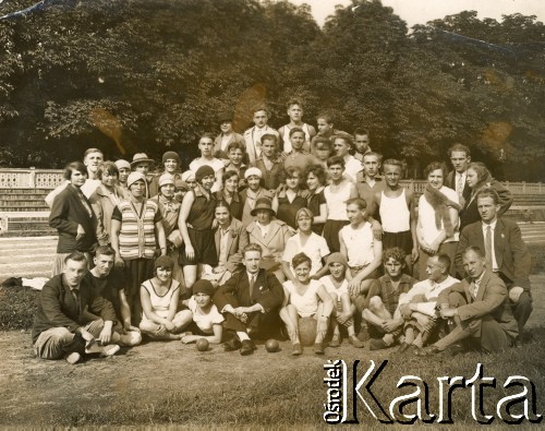 1939, Pińsk, Polska.
Pozaszkolne zawody lekkoatletyczne, n/z zawodniczki i zawodnicy oraz sędziowie.
Fot. zakład fotograficzny R.Walter, kolekcja Kazimierza Redzeja, zbiory Fundacji Ośrodka KARTA