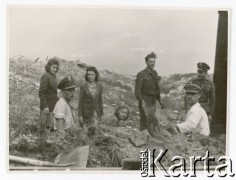 1947, Warszawa, Polska.
Odgruzowywanie miasta.
Fot. autor nieznany, kolekcja Małgorzaty Melchior, zbiory Fundacji Ośrodka KARTA