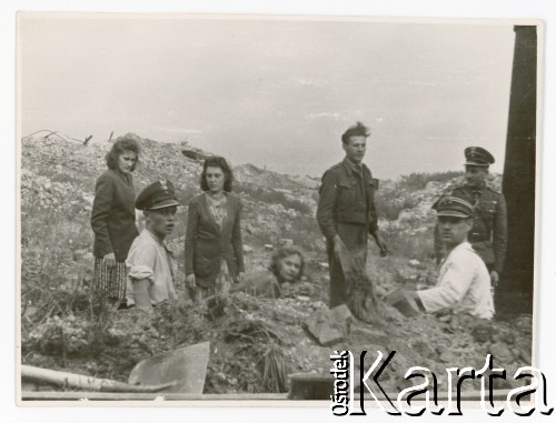1947, Warszawa, Polska.
Odgruzowywanie miasta.
Fot. autor nieznany, kolekcja Małgorzaty Melchior, zbiory Fundacji Ośrodka KARTA