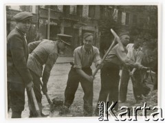 1947, Warszawa, Polska.
Odgruzowywanie miasta.
Fot. autor nieznany, kolekcja Małgorzaty Melchior, zbiory Fundacji Ośrodka KARTA