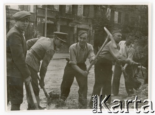 1947, Warszawa, Polska.
Odgruzowywanie miasta.
Fot. autor nieznany, kolekcja Małgorzaty Melchior, zbiory Fundacji Ośrodka KARTA
