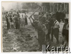 1947, Warszawa, Polska.
Odgruzowywanie miasta.
Fot. autor nieznany, kolekcja Małgorzaty Melchior, zbiory Fundacji Ośrodka KARTA