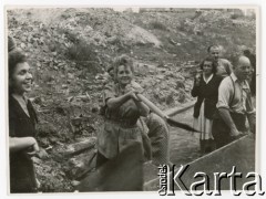 1947, Warszawa, Polska.
Odgruzowywanie miasta, n/z Roman Melchior (1P).
Fot. autor nieznany, kolekcja Małgorzaty Melchior, zbiory Fundacji Ośrodka KARTA