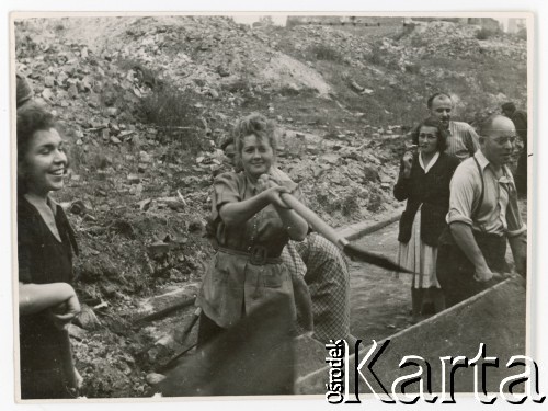 1947, Warszawa, Polska.
Odgruzowywanie miasta, n/z Roman Melchior (1P).
Fot. autor nieznany, kolekcja Małgorzaty Melchior, zbiory Fundacji Ośrodka KARTA