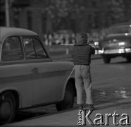 Lata 60., Warszawa, Polska.
Chłopiec z karabinem-zabawką na ulicy miasta.
Fot. Marek Zürn, zbiory Fundacji Ośrodka KARTA