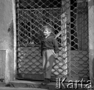 Lata 60., Warszawa, Polska.
Chłopiec z karabinem-zabawką na ulicy miasta.
Fot. Marek Zürn, zbiory Fundacji Ośrodka KARTA