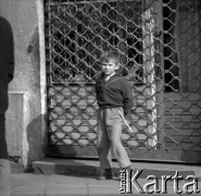 Lata 60., Warszawa, Polska.
Chłopiec z karabinem-zabawką na ulicy miasta.
Fot. Marek Zürn, zbiory Fundacji Ośrodka KARTA