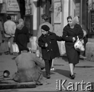Lata 60., Warszawa, Polska.
Chłopiec przygląda się pracy monterów przy studzience kablowej.
Fot. Marek Zürn, zbiory Fundacji Ośrodka KARTA