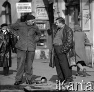 Lata 60., Warszawa, Polska.
Robotnik przy studzience kablowej podczas rozmowy z przechodniem.
Fot. Marek Zürn, zbiory Fundacji Ośrodka KARTA