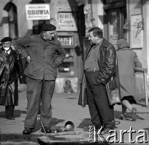 Lata 60., Warszawa, Polska.
Robotnik przy studzience kablowej podczas rozmowy z przechodniem.
Fot. Marek Zürn, zbiory Fundacji Ośrodka KARTA