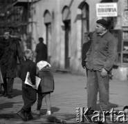 Lata 60., Warszawa, Polska.
Robotnik przy studzience kablowej i dzieci.
Fot. Marek Zürn, zbiory Fundacji Ośrodka KARTA