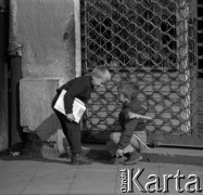 Lata 60., Warszawa, Polska.
Dwóch chłopców na ulicy.
Fot. Marek Zürn, zbiory Fundacji Ośrodka KARTA