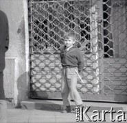 Lata 60., Warszawa, Polska.
Chłopiec z karabinem-zabawką na ulicy miasta.
Fot. Marek Zürn, zbiory Fundacji Ośrodka KARTA