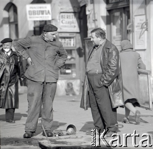 Lata 60., Warszawa, Polska.
Robotnik przy studzience kablowej podczas rozmowy z przechodniem.
Fot. Marek Zürn, zbiory Fundacji Ośrodka KARTA