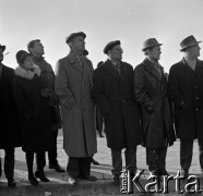 Lata 60., Warszawa, Polska.
Tor wyścigów konnych Służewiec, n/z widzowie obserwują gonitwę.
Fot. Marek Zürn, zbiory Fundacji Ośrodka KARTA