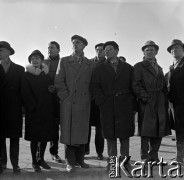 Lata 60., Warszawa, Polska.
Tor wyścigów konnych Służewiec, n/z widzowie obserwują gonitwę.
Fot. Marek Zürn, zbiory Fundacji Ośrodka KARTA