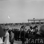 Lata 60., Warszawa, Polska.
Tor wyścigów konnych Służewiec, n/z prezentacja koni na padoku.
Fot. Marek Zürn, zbiory Fundacji Ośrodka KARTA