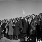 Lata 60., Warszawa, Polska.
Tor wyścigów konnych Służewiec, n/z widzowie obserwują gonitwę.
Fot. Marek Zürn, zbiory Fundacji Ośrodka KARTA