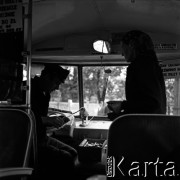 Lata 60., okolice Łowicza, Polska.
W autobusie PKS.
Fot. Marek Zürn, zbiory Fundacji Ośrodka KARTA