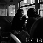 Lata 60., okolice Łowicza, Polska.
W autobusie PKS.
Fot. Marek Zürn, zbiory Fundacji Ośrodka KARTA