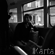 Lata 60., okolice Łowicza, Polska.
W autobusie PKS.
Fot. Marek Zürn, zbiory Fundacji Ośrodka KARTA