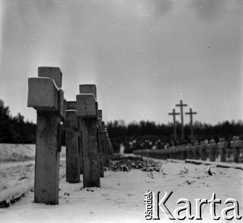 Lata 60., Palmiry, Polska.
Cmentarz Polaków zamordowanych przez hitlerowców podczas II wojny światowej.
Fot. Marek Zürn, zbiory Fundacji Ośrodka KARTA