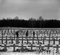 Lata 60., Palmiry, Polska.
Cmentarz Polaków zamordowanych przez hitlerowców podczas II wojny światowej.
Fot. Marek Zürn, zbiory Fundacji Ośrodka KARTA