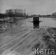 03.1963, Wyszogród, Polska.
Powódź, n/z zalany fragment drogi.
Fot. Marek Zürn, zbiory Fundacji Ośrodka KARTA