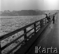 03.1963, Wyszogród, Polska.
Powódź, n/z drewniany most i zator lodowy na Wiśle.
Fot. Marek Zürn, zbiory Fundacji Ośrodka KARTA