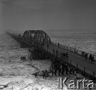 03.1963, Wyszogród, Polska.
Powódź, n/z drewniany most i zator lodowy na Wiśle.
Fot. Marek Zürn, zbiory Fundacji Ośrodka KARTA