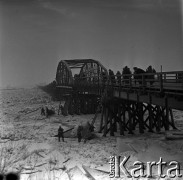 03.1963, Wyszogród, Polska.
Powódź, n/z drewniany most i zator lodowy na Wiśle.
Fot. Marek Zürn, zbiory Fundacji Ośrodka KARTA