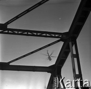 03.1963, Wyszogród, Polska.
Powódź, n/z helikopter wojskowy i metalowe elementy mostu na Wiśle.
Fot. Marek Zürn, zbiory Fundacji Ośrodka KARTA