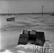 03.1963, Wyszogród, Polska.
Powódź, n/z studnia na zalanym i zamarzniętym terenie.
Fot. Marek Zürn, zbiory Fundacji Ośrodka KARTA
