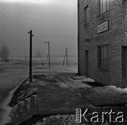 03.1963, Wyszogród, Polska.
Powódź, n/z budynek stacji kolejowej, wokół tereny zalane i zamarznięte.
Fot. Marek Zürn, zbiory Fundacji Ośrodka KARTA
