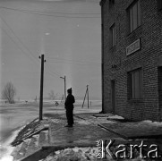 03.1963, Wyszogród, Polska.
Powódź, n/z budynek stacji kolejowej, wokół tereny zalane przez Wisłę.
Fot. Marek Zürn, zbiory Fundacji Ośrodka KARTA