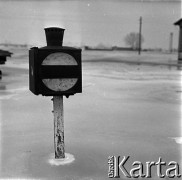 03.1963, Wyszogród, Polska.
Powódź, n/z zalane i zamarznięte elementy infrastruktury kolejowej.
Fot. Marek Zürn, zbiory Fundacji Ośrodka KARTA