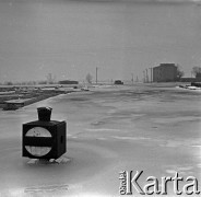 03.1963, Wyszogród, Polska.
Powódź, n/z zalane i zamarznięte elementy infrastruktury kolejowej.
Fot. Marek Zürn, zbiory Fundacji Ośrodka KARTA