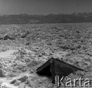 03.1963, Wyszogród, Polska.
Powódź, n/z zabezpieczające elementy drewnianego mostu na Wiśle, zator lodowy.
Fot. Marek Zürn, zbiory Fundacji Ośrodka KARTA