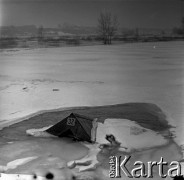 03.1963, Wyszogród, Polska.
Powódź, n/z zabezpieczające elementy drewnianego mostu na Wiśle.
Fot. Marek Zürn, zbiory Fundacji Ośrodka KARTA
