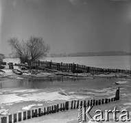 03.1963, Wyszogród, Polska.
Powódź, n/z okolice zabudowań gospodarczych zalane i zamarznięte.
Fot. Marek Zürn, zbiory Fundacji Ośrodka KARTA