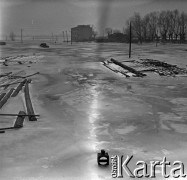 03.1963, Wyszogród, Polska.
Powódź, n/z zalane i zamarznięte elementy infrastuktury kolejowej.
Fot. Marek Zürn, zbiory Fundacji Ośrodka KARTA