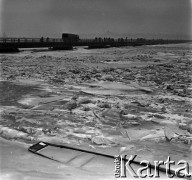 03.1963, Wyszogród, Polska.
Powódź, n/z drewniany most i zator lodowy na Wiśle.
Fot. Marek Zürn, zbiory Fundacji Ośrodka KARTA