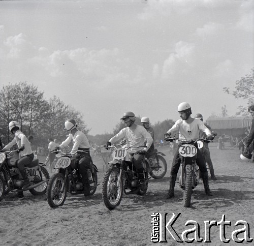 Lata 60., Warszawa, Polska.
Zawody motocrossowe.
Fot. Marek Zürn, zbiory Fundacji Ośrodka KARTA