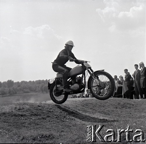 Lata 60., Warszawa, Polska.
Zawody motocrossowe.
Fot. Marek Zürn, zbiory Fundacji Ośrodka KARTA