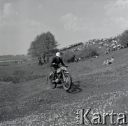 Lata 60., Warszawa, Polska.
Zawody motocrossowe.
Fot. Marek Zürn, zbiory Fundacji Ośrodka KARTA