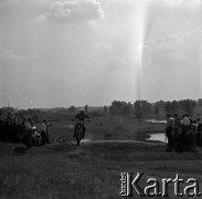 Lata 60., Warszawa, Polska.
Zawody motocrossowe.
Fot. Marek Zürn, zbiory Fundacji Ośrodka KARTA