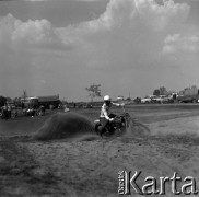 Lata 60., Warszawa, Polska.
Zawody motocrossowe.
Fot. Marek Zürn, zbiory Fundacji Ośrodka KARTA