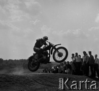 Lata 60., Warszawa, Polska.
Zawody motocrossowe.
Fot. Marek Zürn, zbiory Fundacji Ośrodka KARTA