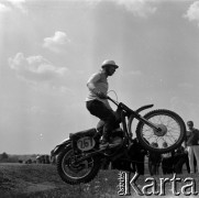 Lata 60., Warszawa, Polska.
Zawody motocrossowe.
Fot. Marek Zürn, zbiory Fundacji Ośrodka KARTA